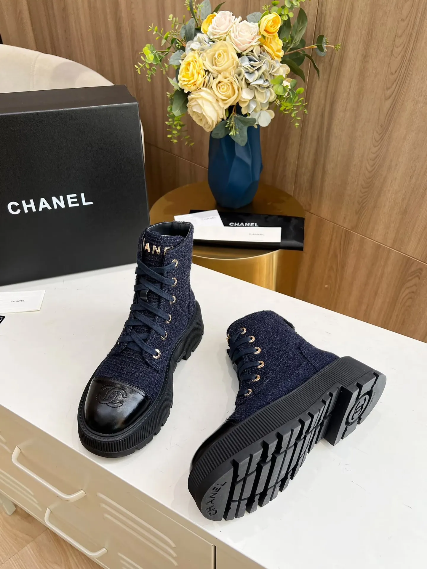 👟👟Ex-factory price 560👟👟 The original model of the new autumn and winter Chanel ankle boots✅ The strap design is super easy to put on and take off, the toe logo is electro-embroidered, the tongue is also a metal brand logo, fabric: special material, lining/foot pads: cow lining, ultra-light rubber non-slip and wear-resistant outsole, color: black, white, blue, code number: 34-41 (34, 41 need to be customized) Packaging: cloth bag card